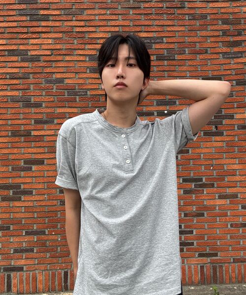 MINDBRIDGE（マインドブリッジ）の「3ボタンヘンリーネックオーバーサイズ半袖Tシャツ - 2カラー（Tシャツ/カットソー・メンズ・グレー/オフホワイト・100/95/105）」の15枚目の写真