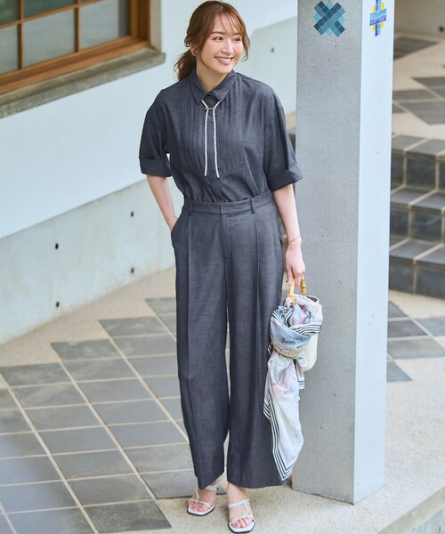 23区 L(ニジュウサンクオオキイサイズ)の「デニムライクキュプラミックス ブザムデザイン ブラウス(シャツ/ブラウス・レディース・ネイビー系・50/48/46/44)」の2枚目の写真