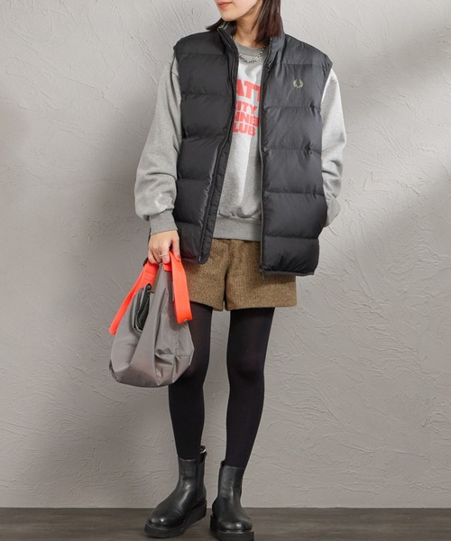 FRED PERRY（フレッドペリー）の「【WEB先行予約】[FRED PERRY/フレッドペリー] ワンポイントロゴ刺繍 インサレート 中綿ベスト（ベスト・レディース・ブラック・L/M）」の2枚目の写真