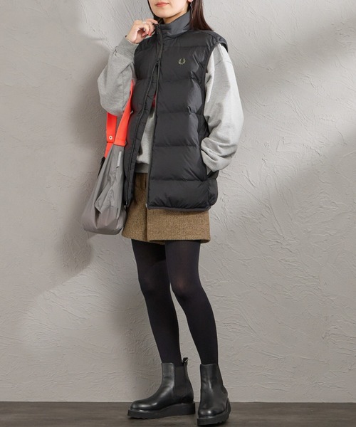 FRED PERRY（フレッドペリー）の「【WEB先行予約】[FRED PERRY/フレッドペリー] ワンポイントロゴ刺繍 インサレート 中綿ベスト（ベスト・レディース・ブラック・L/M）」の3枚目の写真