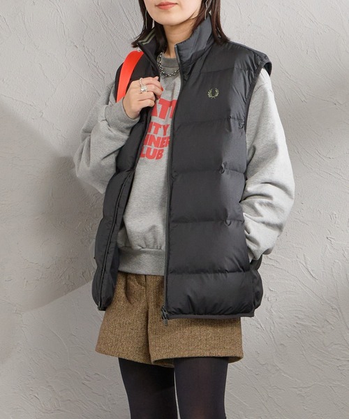 FRED PERRY（フレッドペリー）の「【WEB先行予約】[FRED PERRY/フレッドペリー] ワンポイントロゴ刺繍 インサレート 中綿ベスト（ベスト・レディース・ブラック・L/M）」の5枚目の写真