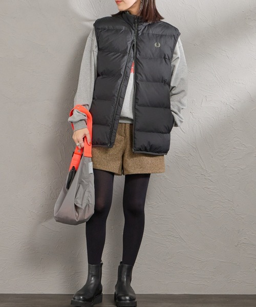 FRED PERRY（フレッドペリー）の「【WEB先行予約】[FRED PERRY/フレッドペリー] ワンポイントロゴ刺繍 インサレート 中綿ベスト（ベスト・レディース・ブラック・L/M）」の12枚目の写真