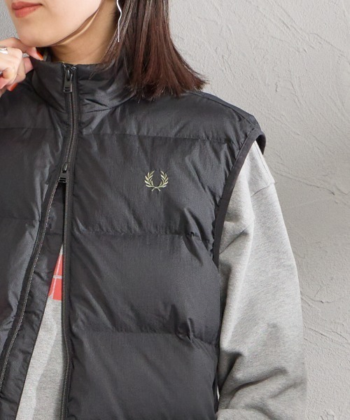 FRED PERRY（フレッドペリー）の「【WEB先行予約】[FRED PERRY/フレッドペリー] ワンポイントロゴ刺繍 インサレート 中綿ベスト（ベスト・レディース・ブラック・L/M）」の13枚目の写真
