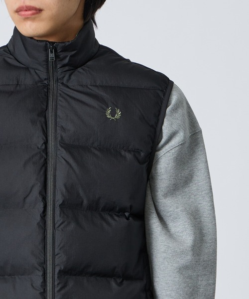 FRED PERRY（フレッドペリー）の「【WEB先行予約】[FRED PERRY/フレッドペリー] ワンポイントロゴ刺繍 インサレート 中綿ベスト（ベスト・レディース・ブラック・L/M）」の21枚目の写真