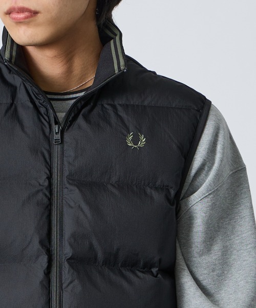 FRED PERRY（フレッドペリー）の「【WEB先行予約】[FRED PERRY/フレッドペリー] ワンポイントロゴ刺繍 インサレート 中綿ベスト（ベスト・レディース・ブラック・L/M）」の22枚目の写真