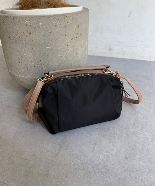 DouDou(ドゥドゥ)の「【WEB限定】ダブルファスナー2WAYナイロンバッグ(ショルダーバッグ・レディース・グレイッシュベージュ/ブラック・FREE)」の7枚目の写真