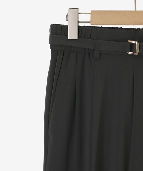le.coeur blanc（ルクールブラン）の「【接触冷感・速乾】ハイストレッチカルゼベルテッドパンツ（その他パンツ・レディース・ライトグレー/チャコールグレー・38）」の5枚目の写真