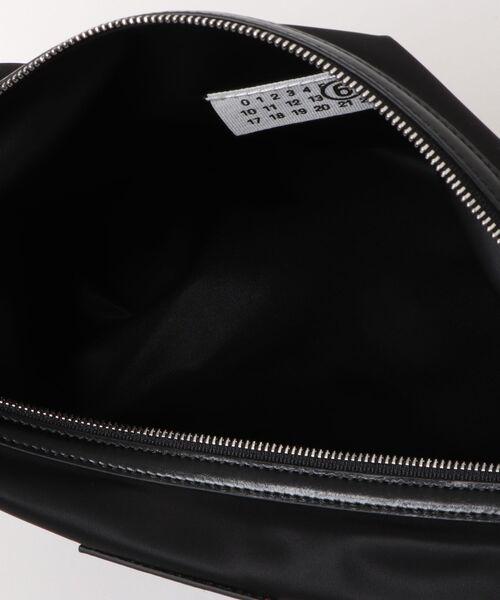 MM6 Maison Margiela(エムエムシックス メゾン マルジェラ)の「MM6 FOLDED J SHOULDER BAG(ショルダーバッグ・レディース・ブラック・FREE)」の4枚目の写真