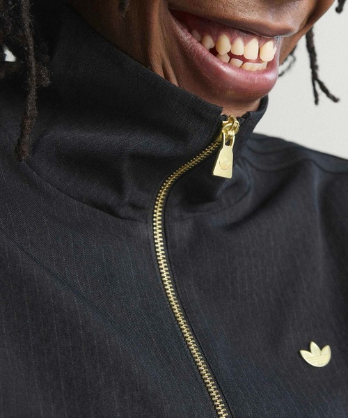 adidas(アディダス)の「ファイヤーバード ルーズ ピンストライプ トラックトップ / ジャージ / トラックジャケット / アディダスオリジナルス adidas Originals(ジャージ・メンズ・ブラック・XX-LARGE/LARGE/3XL/X-LARGE/X-SMALL/SMALL/MEDIUM)」の2枚目の写真