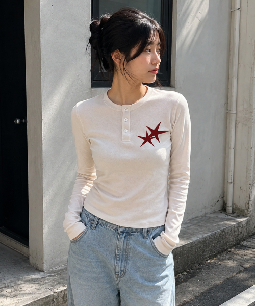 GRAVER ORDINARY（グレイバーオーディナリー）の「[ODNR UNISEX]Small Twins Star ヘンリーネック 長袖Tシャツ_Beige（Tシャツ/カットソー・レディース・ベージュ・LARGE/MEDIUM）」の6枚目の写真