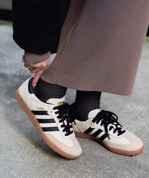 adidas(アディダス)の「adidas/アディダス SAMBA OG(スニーカー・レディース・アイボリー/ブラウン・24.5cm/24cm/23.5cm/25cm/23cm)」の2枚目の写真