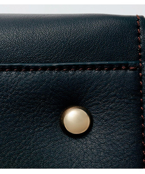 IEDIT（イディット）の「仕切りポケットが嬉しい　ショルダー付き本革スクエアトートバッグ〈ダークブラウン〉（トートバッグ・レディース・ダークブラウン・ONE SIZE）」の4枚目の写真