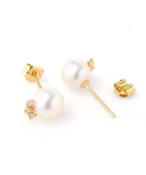 SIENA ROSE（シエナロゼ）の「スリーダイヤを添えた18金パールピアス（ピアス（両耳用）・レディース・イエローゴールド・FREE）」の2枚目の写真