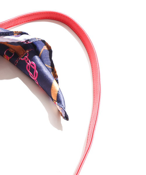 WEGO(ウィゴー)の「WEGO/【2点セット】スカーフ付き多機能ショルダーバッグ(ショルダーバッグ・レディース・ブラック/ホワイト/レッド・FREE)」の6枚目の写真