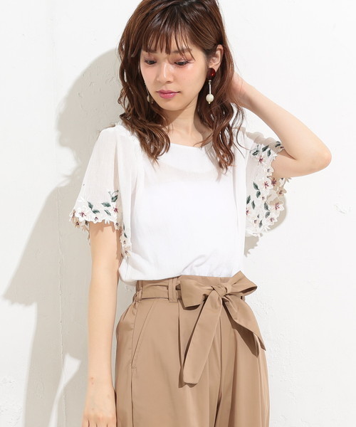 natural couture（ナチュラルクチュール）の「袖口お花刺繍ブラウス（シャツ/ブラウス・レディース・ブラック/オフホワイト/ブルー/イエロー/ピンク・FREE）」の2枚目の写真