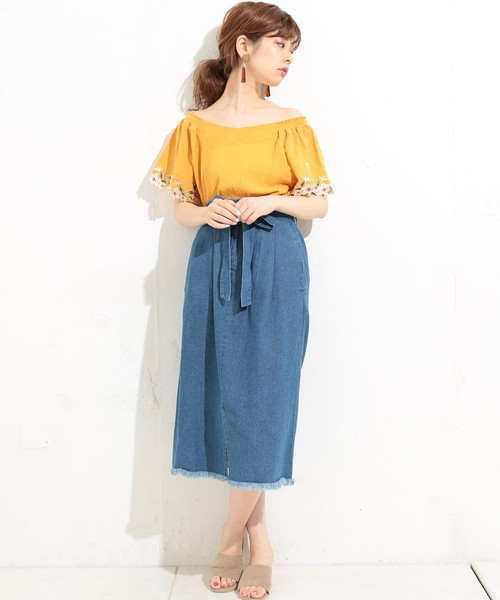 natural couture（ナチュラルクチュール）の「袖口お花刺繍ブラウス（シャツ/ブラウス・レディース・ブラック/オフホワイト/ブルー/イエロー/ピンク・FREE）」の5枚目の写真