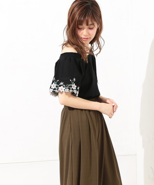 natural couture（ナチュラルクチュール）の「袖口お花刺繍ブラウス（シャツ/ブラウス・レディース・ブラック/オフホワイト/ブルー/イエロー/ピンク・FREE）」の3枚目の写真