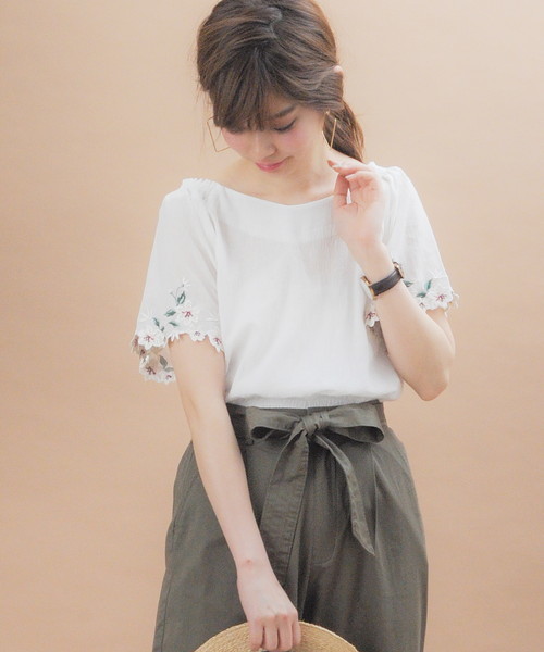 natural couture（ナチュラルクチュール）の「袖口お花刺繍ブラウス（シャツ/ブラウス・レディース・ブラック/オフホワイト/ブルー/イエロー/ピンク・FREE）」の7枚目の写真