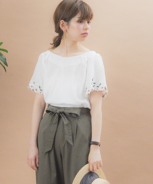 natural couture（ナチュラルクチュール）の「袖口お花刺繍ブラウス（シャツ/ブラウス・レディース・ブラック/オフホワイト/ブルー/イエロー/ピンク・FREE）」の8枚目の写真