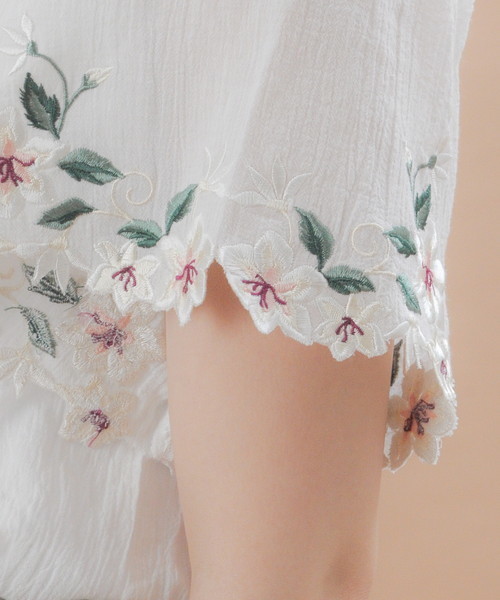 natural couture（ナチュラルクチュール）の「袖口お花刺繍ブラウス（シャツ/ブラウス・レディース・ブラック/オフホワイト/ブルー/イエロー/ピンク・FREE）」の9枚目の写真