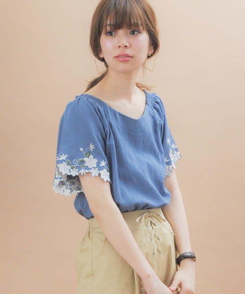 natural couture（ナチュラルクチュール）の「袖口お花刺繍ブラウス（シャツ/ブラウス・レディース・ブラック/オフホワイト/ブルー/イエロー/ピンク・FREE）」の16枚目の写真