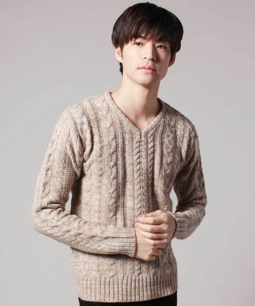 THE CASUAL（カジュアル）の「セミワイドシルエットケーブル編みVネックニット（ニット/セーター・メンズ・ネイビー/チャコール/ブルー系その他/ワイン/キャメル/ブラック/ホワイト系その他/ブラック系その他/オフホワイト/杢グレー/グレー系その他/ベージュ/カーキ/ブルー/ブルー系その他2/レッド系その他/モカ/グレー系その他2/グリーン/ホワイト/インディゴブルー/ブルーグレー/ベージュ系・S/M/L/XL）」の13枚目の写真