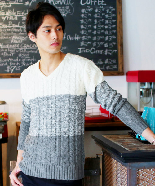 THE CASUAL（カジュアル）の「セミワイドシルエットケーブル編みVネックニット（ニット/セーター・メンズ・ネイビー/チャコール/ブルー系その他/ワイン/キャメル/ブラック/ホワイト系その他/ブラック系その他/オフホワイト/杢グレー/グレー系その他/ベージュ/カーキ/ブルー/ブルー系その他2/レッド系その他/モカ/グレー系その他2/グリーン/ホワイト/インディゴブルー/ブルーグレー/ベージュ系・S/M/L/XL）」の4枚目の写真