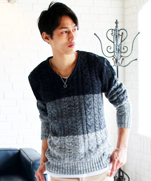 THE CASUAL（カジュアル）の「セミワイドシルエットケーブル編みVネックニット（ニット/セーター・メンズ・ネイビー/チャコール/ブルー系その他/ワイン/キャメル/ブラック/ホワイト系その他/ブラック系その他/オフホワイト/杢グレー/グレー系その他/ベージュ/カーキ/ブルー/ブルー系その他2/レッド系その他/モカ/グレー系その他2/グリーン/ホワイト/インディゴブルー/ブルーグレー/ベージュ系・S/M/L/XL）」の6枚目の写真