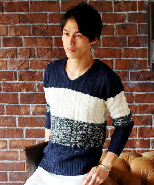 THE CASUAL（カジュアル）の「セミワイドシルエットケーブル編みVネックニット（ニット/セーター・メンズ・ネイビー/チャコール/ブルー系その他/ワイン/キャメル/ブラック/ホワイト系その他/ブラック系その他/オフホワイト/杢グレー/グレー系その他/ベージュ/カーキ/ブルー/ブルー系その他2/レッド系その他/モカ/グレー系その他2/グリーン/ホワイト/インディゴブルー/ブルーグレー/ベージュ系・S/M/L/XL）」の19枚目の写真