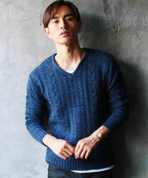 THE CASUAL（カジュアル）の「セミワイドシルエットケーブル編みVネックニット（ニット/セーター・メンズ・ネイビー/チャコール/ブルー系その他/ワイン/キャメル/ブラック/ホワイト系その他/ブラック系その他/オフホワイト/杢グレー/グレー系その他/ベージュ/カーキ/ブルー/ブルー系その他2/レッド系その他/モカ/グレー系その他2/グリーン/ホワイト/インディゴブルー/ブルーグレー/ベージュ系・S/M/L/XL）」の18枚目の写真