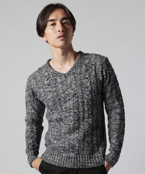 THE CASUAL（カジュアル）の「セミワイドシルエットケーブル編みVネックニット（ニット/セーター・メンズ・ネイビー/チャコール/ブルー系その他/ワイン/キャメル/ブラック/ホワイト系その他/ブラック系その他/オフホワイト/杢グレー/グレー系その他/ベージュ/カーキ/ブルー/ブルー系その他2/レッド系その他/モカ/グレー系その他2/グリーン/ホワイト/インディゴブルー/ブルーグレー/ベージュ系・S/M/L/XL）」の9枚目の写真