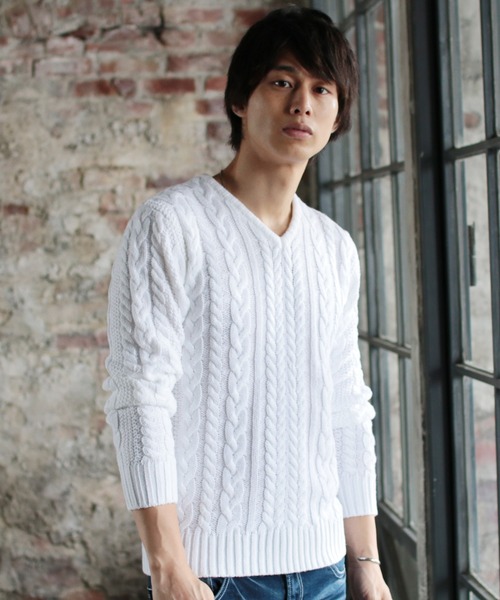 THE CASUAL（カジュアル）の「セミワイドシルエットケーブル編みVネックニット（ニット/セーター・メンズ・ネイビー/チャコール/ブルー系その他/ワイン/キャメル/ブラック/ホワイト系その他/ブラック系その他/オフホワイト/杢グレー/グレー系その他/ベージュ/カーキ/ブルー/ブルー系その他2/レッド系その他/モカ/グレー系その他2/グリーン/ホワイト/インディゴブルー/ブルーグレー/ベージュ系・S/M/L/XL）」の2枚目の写真