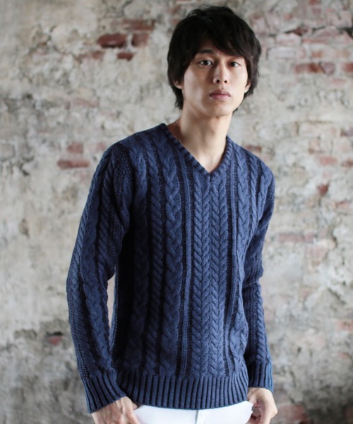 THE CASUAL（カジュアル）の「セミワイドシルエットケーブル編みVネックニット（ニット/セーター・メンズ・ネイビー/チャコール/ブルー系その他/ワイン/キャメル/ブラック/ホワイト系その他/ブラック系その他/オフホワイト/杢グレー/グレー系その他/ベージュ/カーキ/ブルー/ブルー系その他2/レッド系その他/モカ/グレー系その他2/グリーン/ホワイト/インディゴブルー/ブルーグレー/ベージュ系・S/M/L/XL）」の17枚目の写真