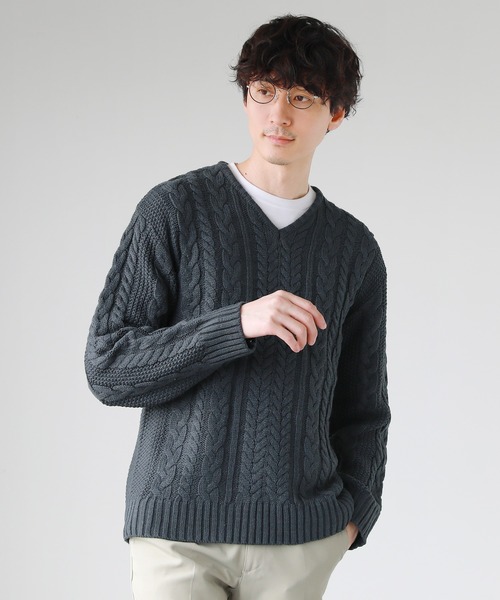 THE CASUAL（カジュアル）の「セミワイドシルエットケーブル編みVネックニット（ニット/セーター・メンズ・ネイビー/チャコール/ブルー系その他/ワイン/キャメル/ブラック/ホワイト系その他/ブラック系その他/オフホワイト/杢グレー/グレー系その他/ベージュ/カーキ/ブルー/ブルー系その他2/レッド系その他/モカ/グレー系その他2/グリーン/ホワイト/インディゴブルー/ブルーグレー/ベージュ系・S/M/L/XL）」の10枚目の写真