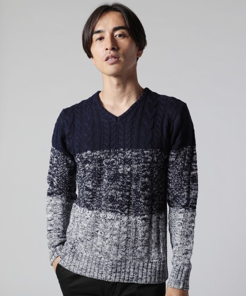 THE CASUAL（カジュアル）の「セミワイドシルエットケーブル編みVネックニット（ニット/セーター・メンズ・ネイビー/チャコール/ブルー系その他/ワイン/キャメル/ブラック/ホワイト系その他/ブラック系その他/オフホワイト/杢グレー/グレー系その他/ベージュ/カーキ/ブルー/ブルー系その他2/レッド系その他/モカ/グレー系その他2/グリーン/ホワイト/インディゴブルー/ブルーグレー/ベージュ系・S/M/L/XL）」の20枚目の写真