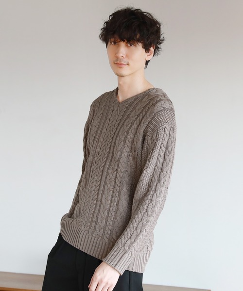 THE CASUAL（カジュアル）の「セミワイドシルエットケーブル編みVネックニット（ニット/セーター・メンズ・ネイビー/チャコール/ブルー系その他/ワイン/キャメル/ブラック/ホワイト系その他/ブラック系その他/オフホワイト/杢グレー/グレー系その他/ベージュ/カーキ/ブルー/ブルー系その他2/レッド系その他/モカ/グレー系その他2/グリーン/ホワイト/インディゴブルー/ブルーグレー/ベージュ系・S/M/L/XL）」の12枚目の写真
