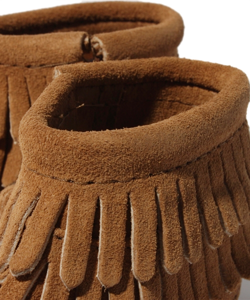 Minnetonka（ミネトンカ）の「MINNETONKA:ダブルフリンジ サイドジップ（baby)（ブーツ・キッズ・ベージュ/ブラウン・12/13）」の8枚目の写真