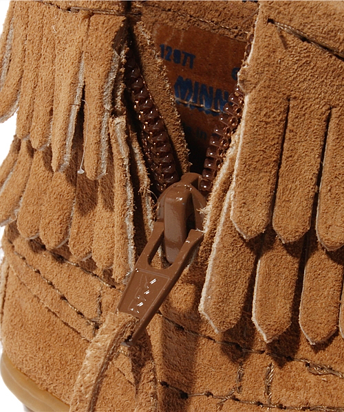 Minnetonka（ミネトンカ）の「MINNETONKA:ダブルフリンジ サイドジップ（baby)（ブーツ・キッズ・ベージュ/ブラウン・12/13）」の10枚目の写真