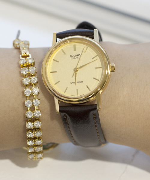 NANO universe(ナノユニバース)の「CASIO クラシックアナログウォッチ-M(アナログ腕時計・レディース・ブラック/ホワイト/ゴールド・FREE)」の3枚目の写真