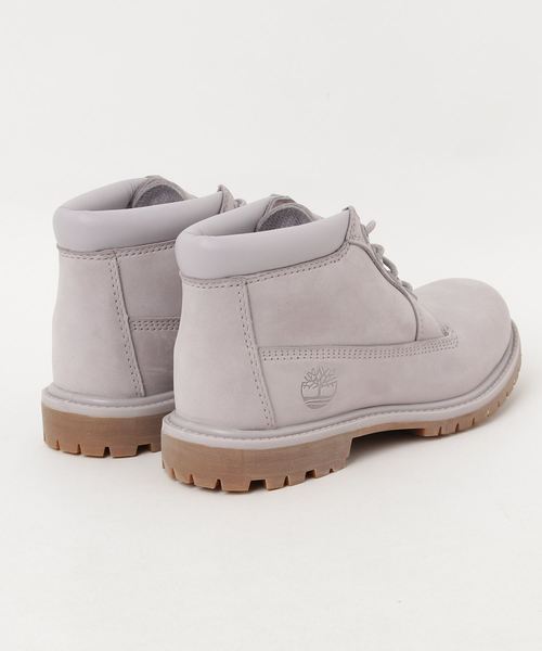 Timberland（ティンバーランド）の「【WOMEN】ネリー チャッカ ダブル ウォータープルーフ ブーツ（ブーツ・レディース・ライトグレー・22.5cm/23.5cm/24.5cm/23.0cm/24.0cm/25.0cm）」の2枚目の写真