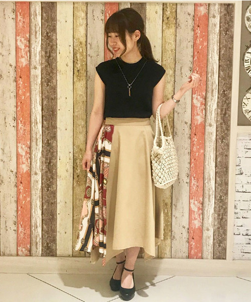 TRUDEA(トルディア)の「パネル柄イレギュラーヘムスカート(スカート・レディース・ベージュ/ネイビー・MEDIUM/SMALL)」の1枚目の写真