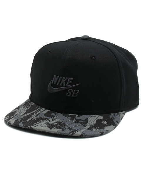 NIKE(ナイキ)の「NIKE SB ナイキ リザードカモ スナップバック キャップ(キャップ・メンズ・ブラック/ダークグレー・ONE SIZE)」の2枚目の写真
