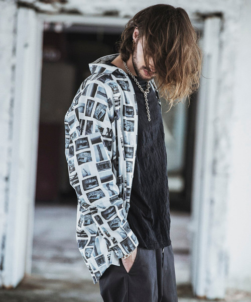 NO ID.（ノーアイディ）の「フォトグラフィックプリントSH（シャツ/ブラウス・メンズ・ホワイト/ブラック/グレー・ONE SIZE）」の2枚目の写真