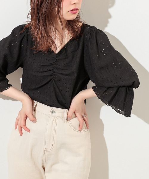 natural couture(ナチュラルクチュール)の「カットレース胸くしゅデザイントップス(Tシャツ/カットソー・レディース・オフホワイト/ベージュ/ラベンダー/ブラック・FREE)」の1枚目の写真