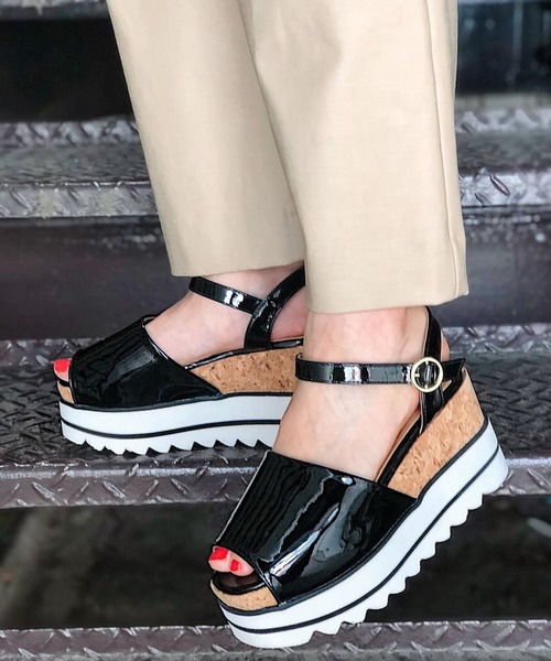 Sugar Sugar（シュガーシュガー）の「【SUGAR SUGAR シュガーシュガー】シャークエナメルストラップサンダル（サンダル・レディース・ホワイト系その他/イエロー系その他/ブラック系その他/グリーン系その他・L/S/M/LL）」の20枚目の写真