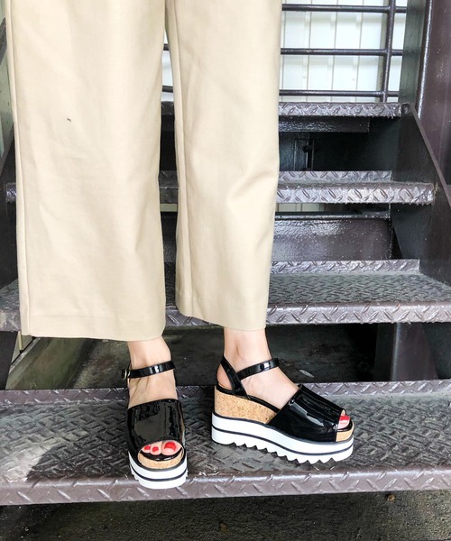 Sugar Sugar（シュガーシュガー）の「【SUGAR SUGAR シュガーシュガー】シャークエナメルストラップサンダル（サンダル・レディース・ホワイト系その他/イエロー系その他/ブラック系その他/グリーン系その他・L/S/M/LL）」の22枚目の写真