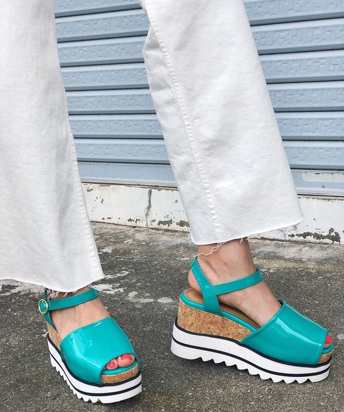 Sugar Sugar（シュガーシュガー）の「【SUGAR SUGAR シュガーシュガー】シャークエナメルストラップサンダル（サンダル・レディース・ホワイト系その他/イエロー系その他/ブラック系その他/グリーン系その他・L/S/M/LL）」の14枚目の写真