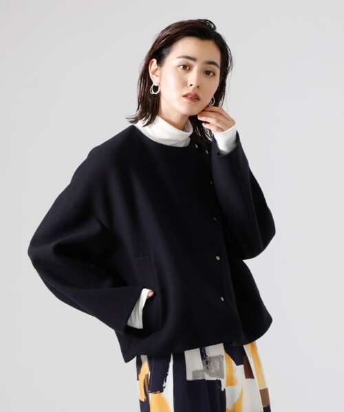 CAST:（キャストコロン）の「ショートライトコート（ノーカラーコート・レディース・ネイビー/オフホワイト/グリーン・M）」の3枚目の写真