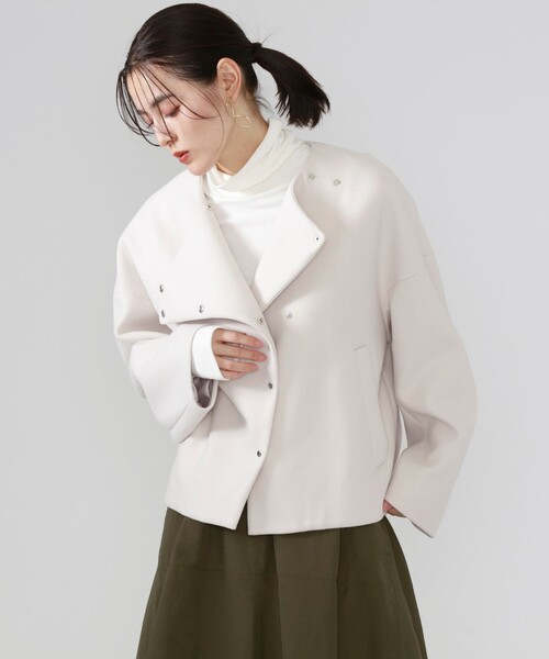 CAST:（キャストコロン）の「ショートライトコート（ノーカラーコート・レディース・ネイビー/オフホワイト/グリーン・M）」の2枚目の写真