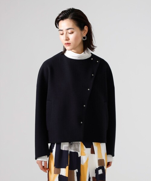 CAST:（キャストコロン）の「ショートライトコート（ノーカラーコート・レディース・ネイビー/オフホワイト/グリーン・M）」の9枚目の写真